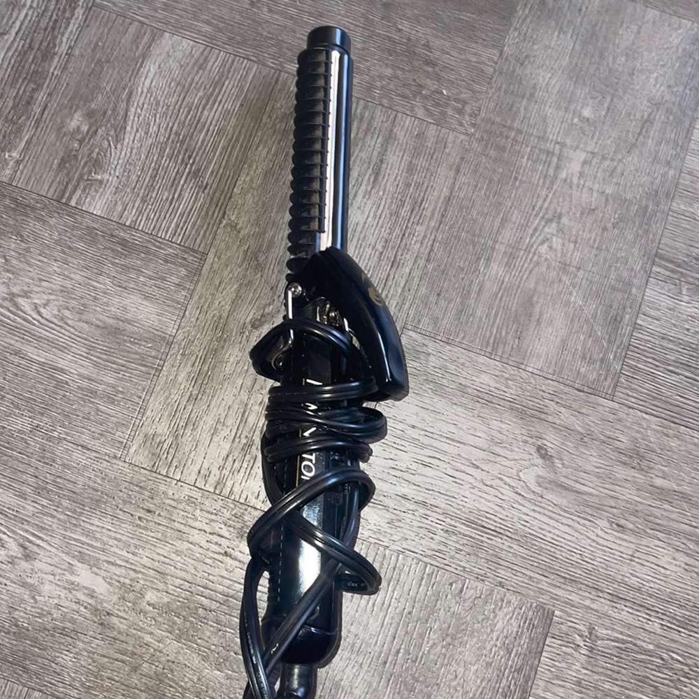Brand new black Curling iron only used 2 times